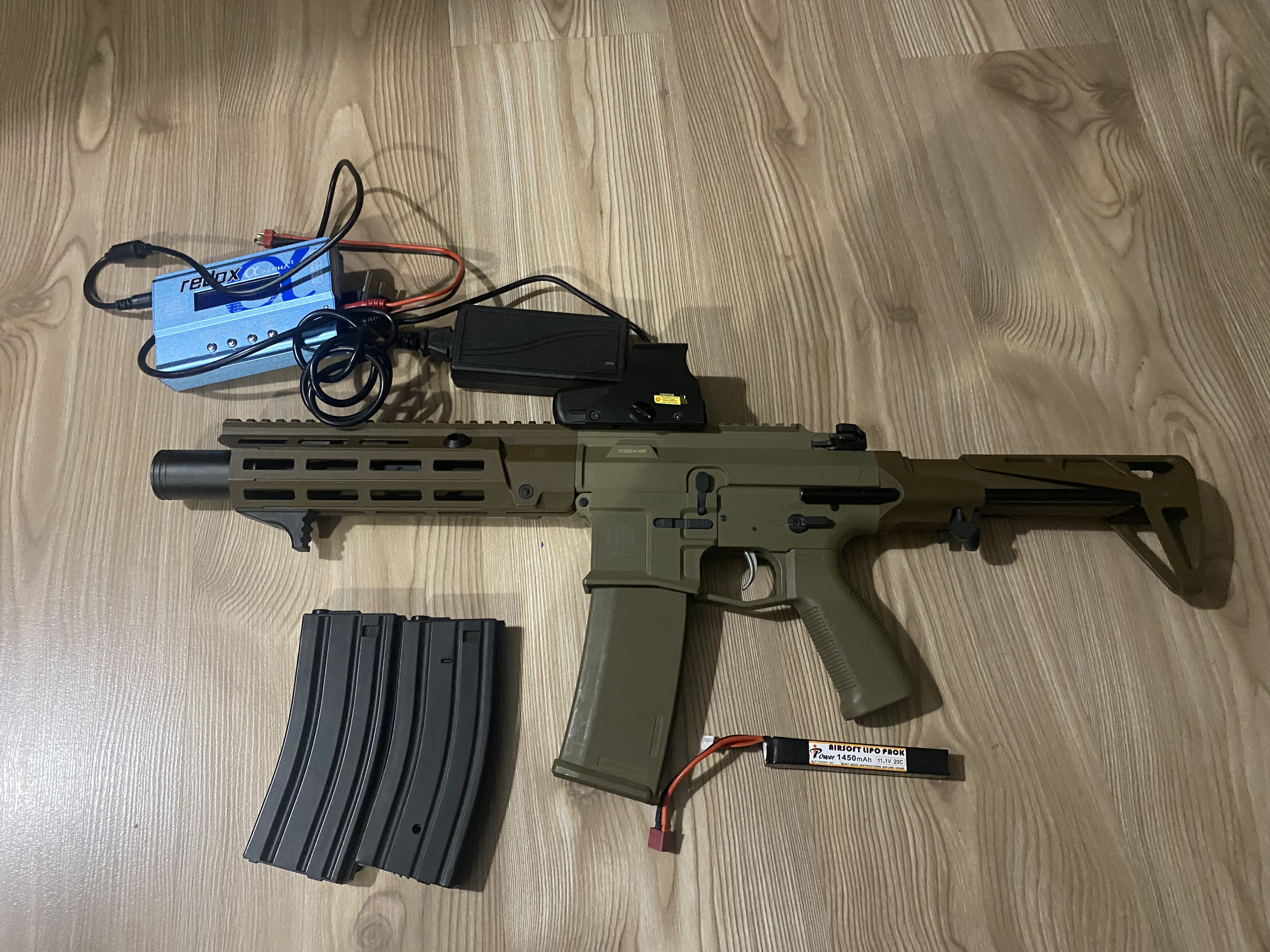 Zestaw ASG Karabin + Kolimator + tracer + ładowarka + magazynki+ akumulator