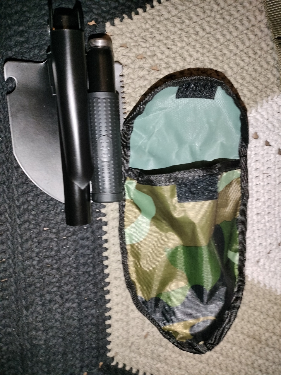 Składana saperka z kilofem.